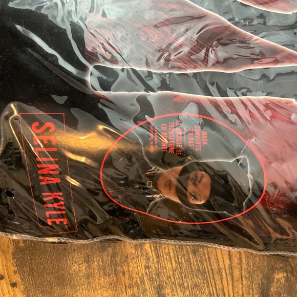 BATMAN COSTUME - Picture 8 of 11